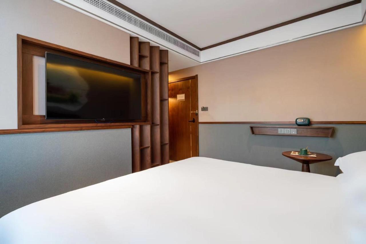 Nostalgia S Near Xidan Financial Street-central Conservatory Of Music, Tian'anmen Square, The Capital Museum, 10 Minutes Away From West Railway Station, Free Ice Cream, Coffee And Laundry Service Hotel 4*