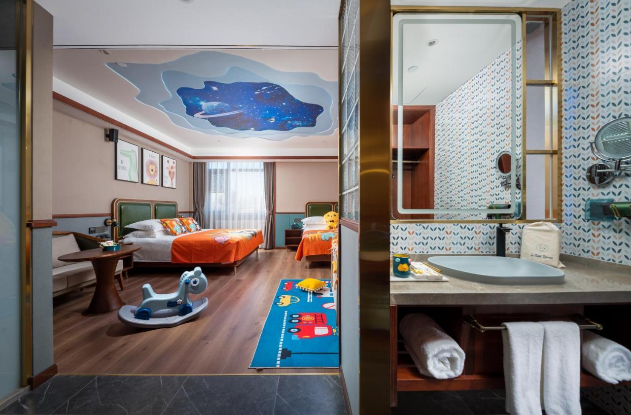 Nostalgia S Near Xidan Financial Street-central Conservatory Of Music, Tian'anmen Square, The Capital Museum, 10 Minutes Away From West Railway Station, Free Ice Cream, Coffee And Laundry Service Hotel 4*